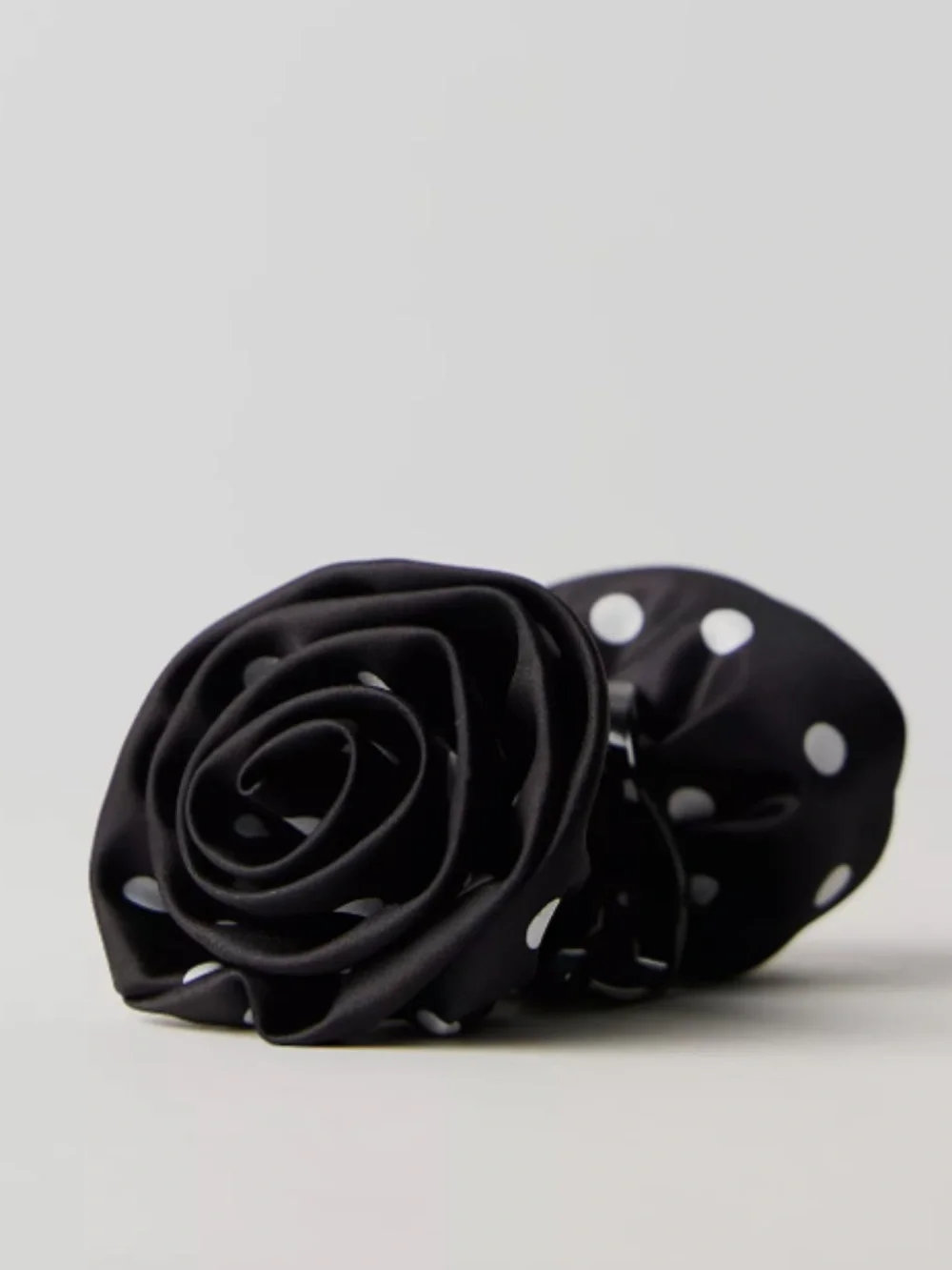 1524. FREE PEOPLE Grand Gesture Floral Clip in Black and White NWT $18